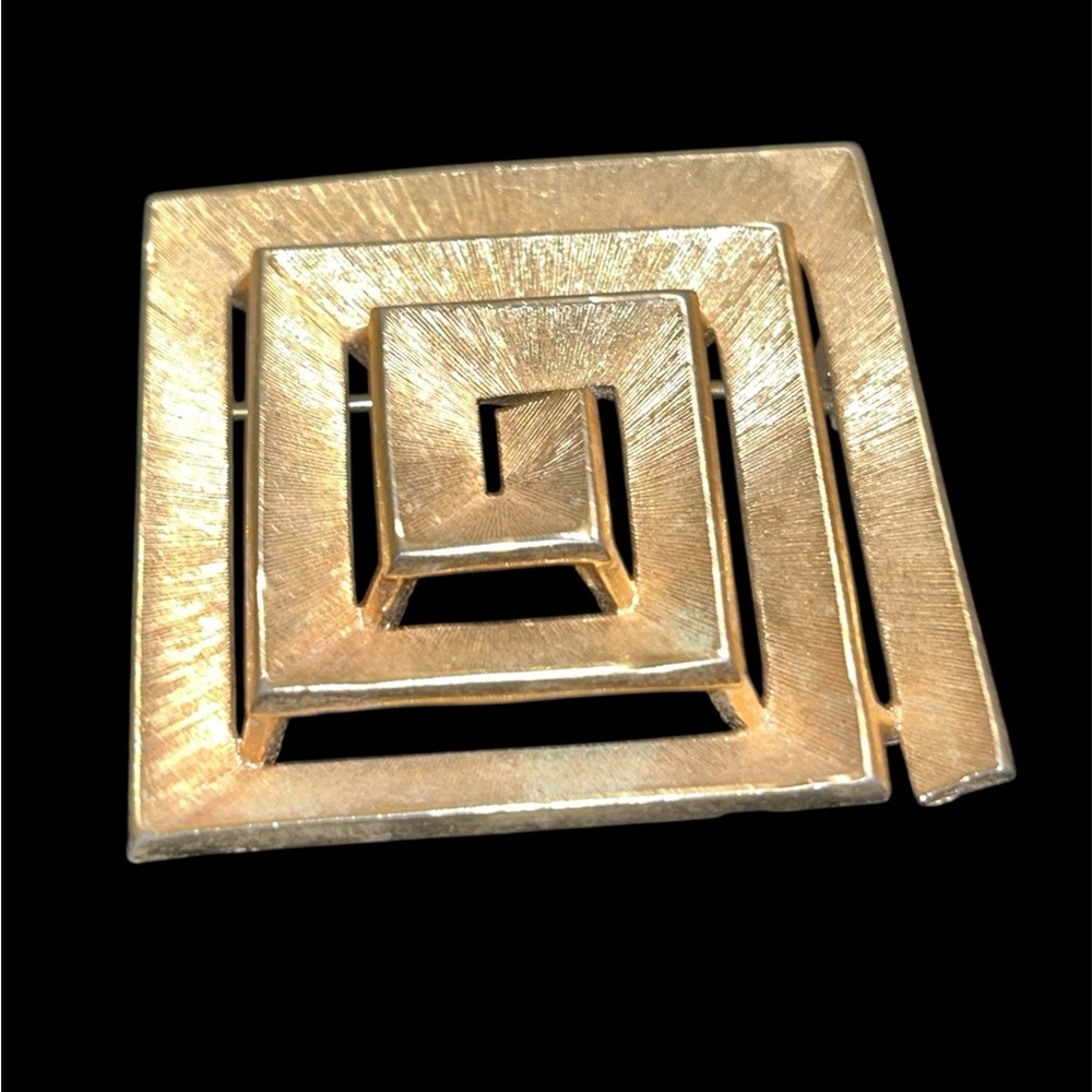 Vintage Gold-tone Brutalist Square Spiral Brushed Geometric Brooch Pin